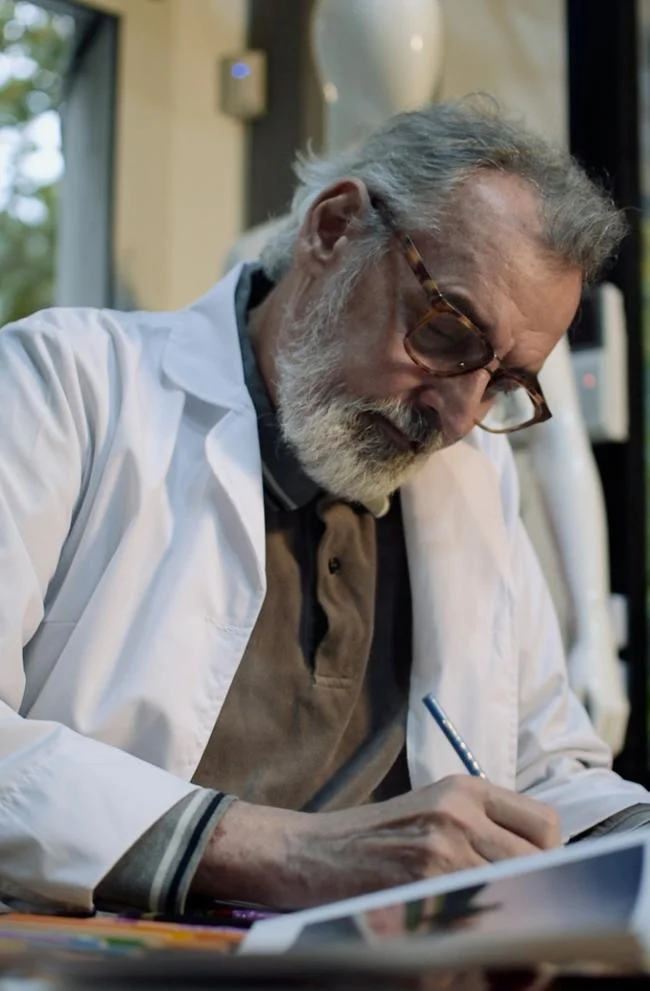 Benito Fernández dibujando en su atelier